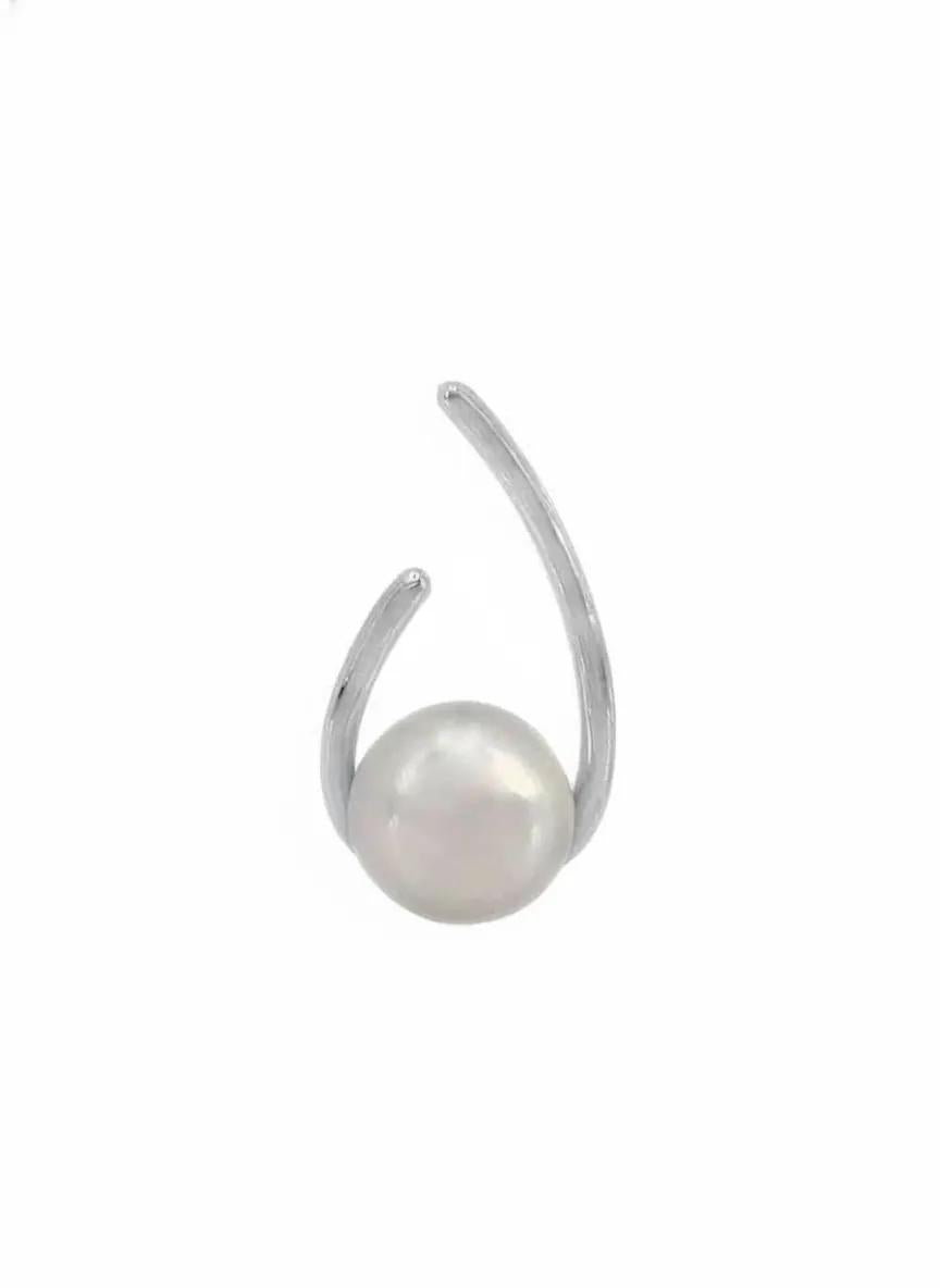 Subtle Twist pearl stud earrings