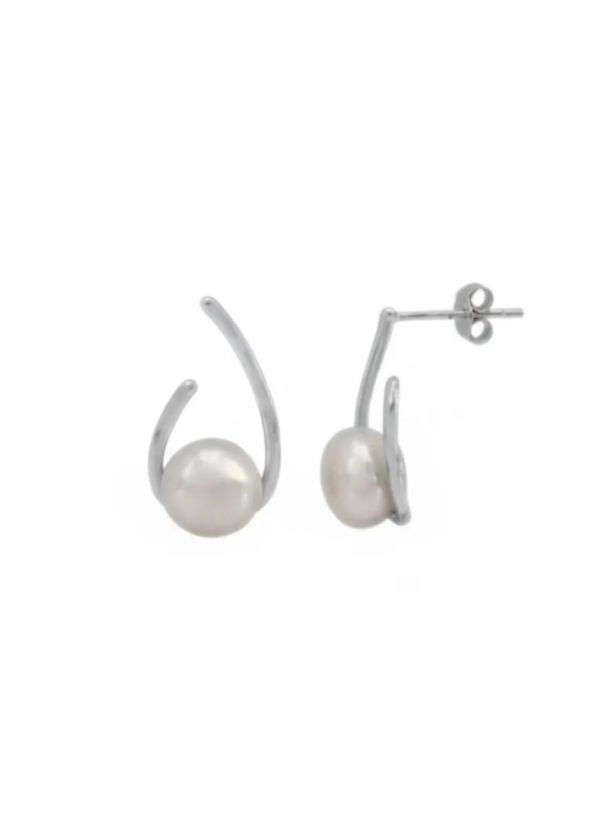 Subtle Twist pearl stud earrings
