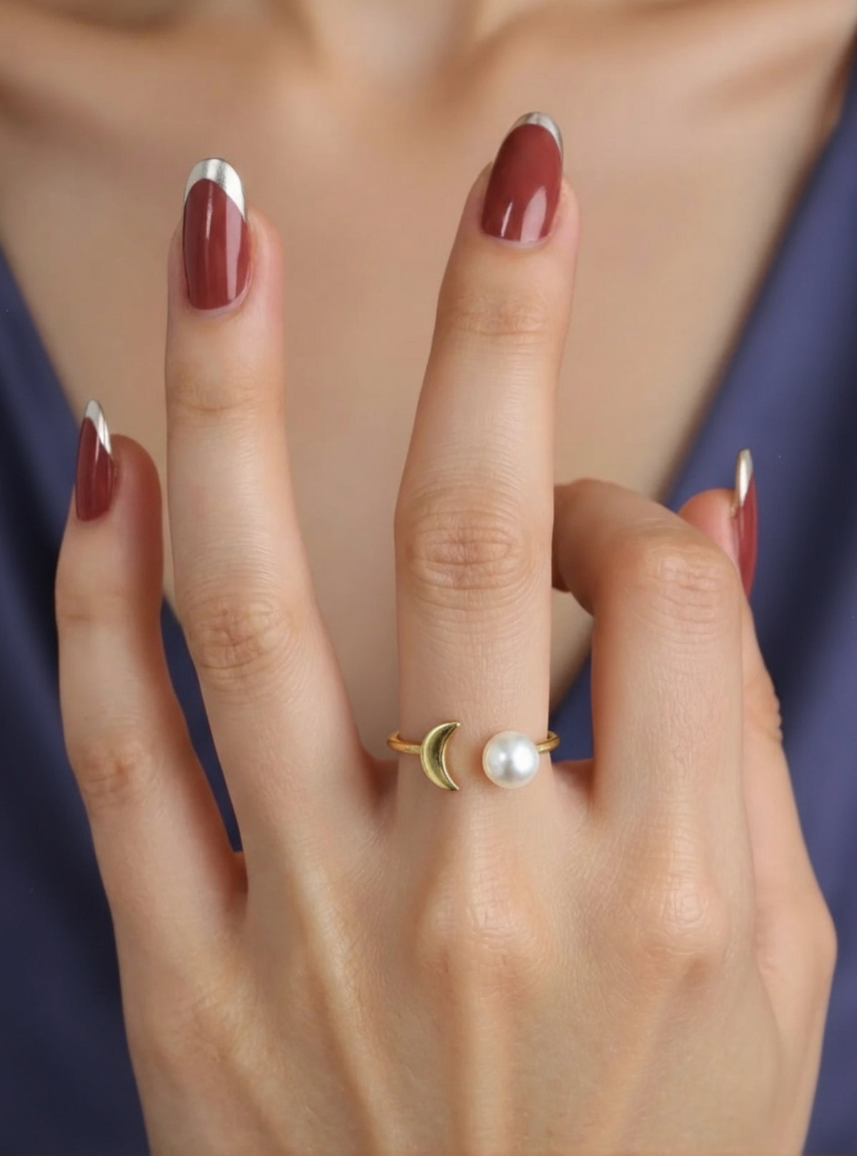 Moon and back gold pearl ring