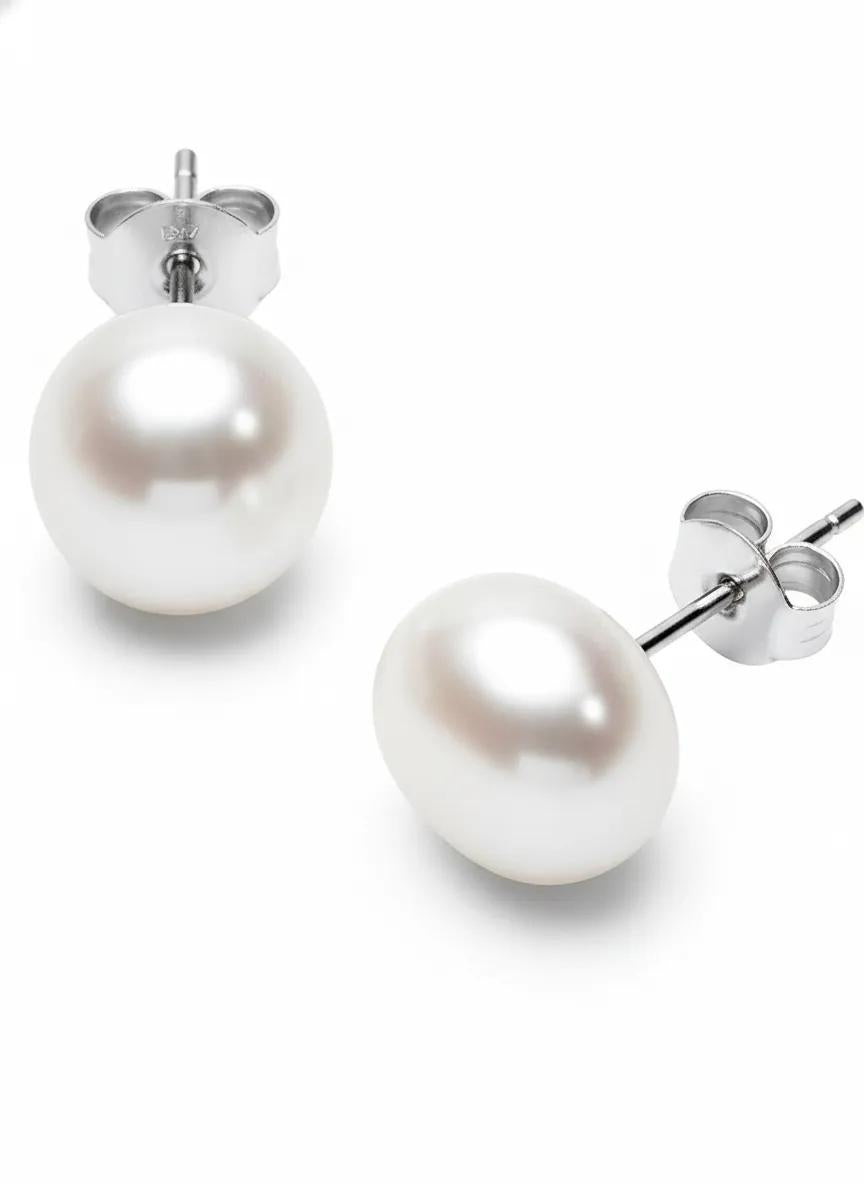 My everyday pearl stud earrings